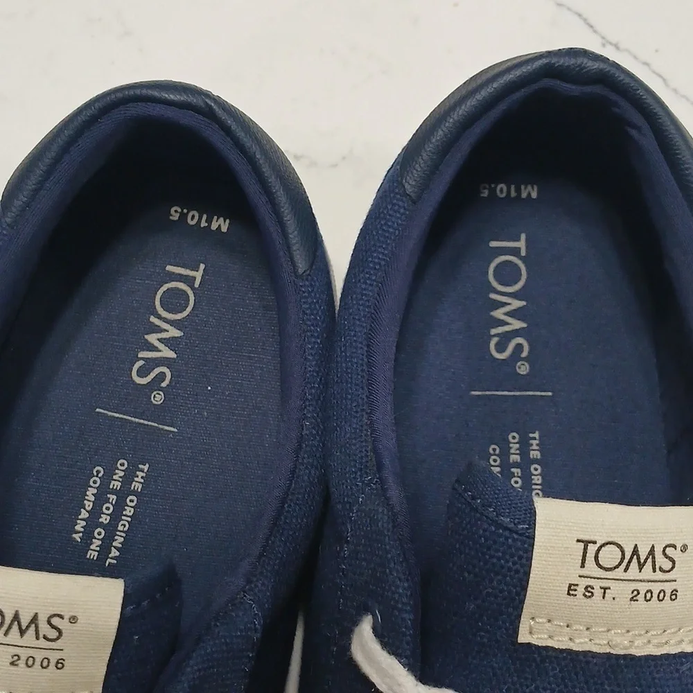 TOMS Men's Blue Canvas Sneakers. Size 10.5, pre-owned excellent conditions